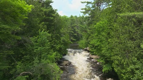 Hermosos-Rápidos-Naturales-Del-Río-Central-Ontario-60fps-Aéreos