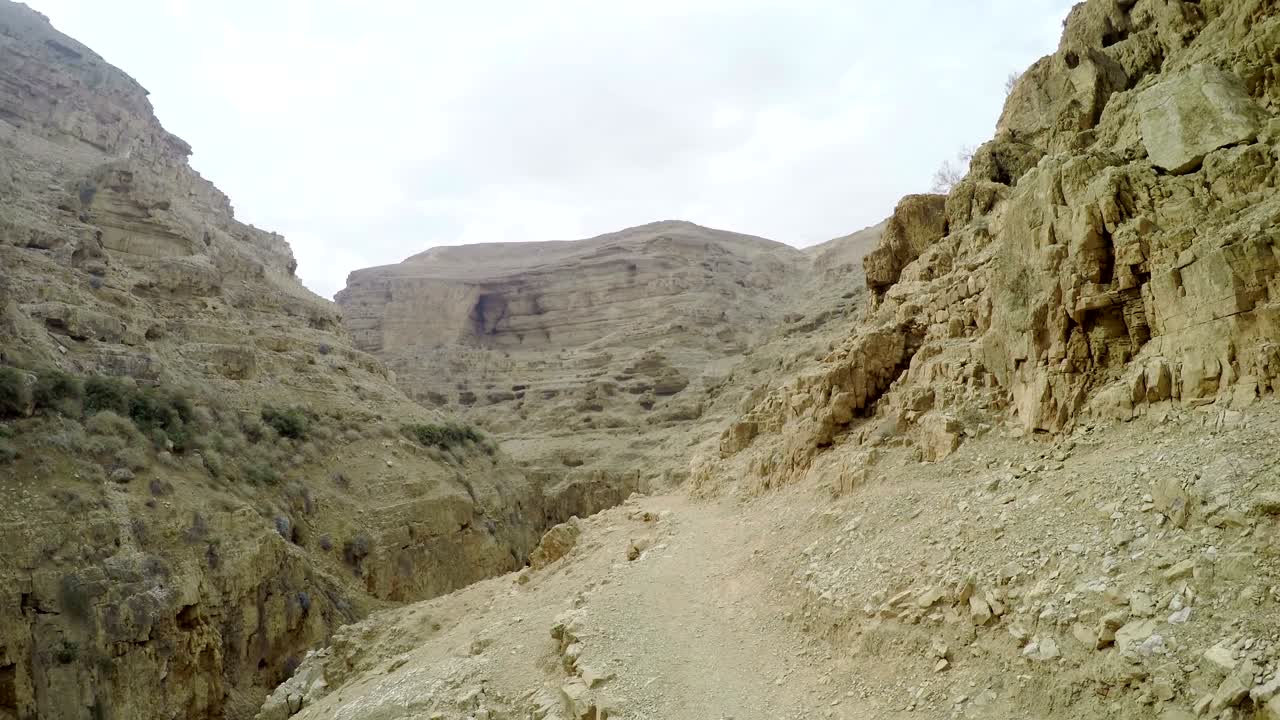 panorama del monasterio ortodoxo de san jorge de choziba, en wadi qelt, en el este de la orilla oeste, jerusalén, israel, el wadi qelt o nahal prat, área montañosa en el norte del desierto de judea