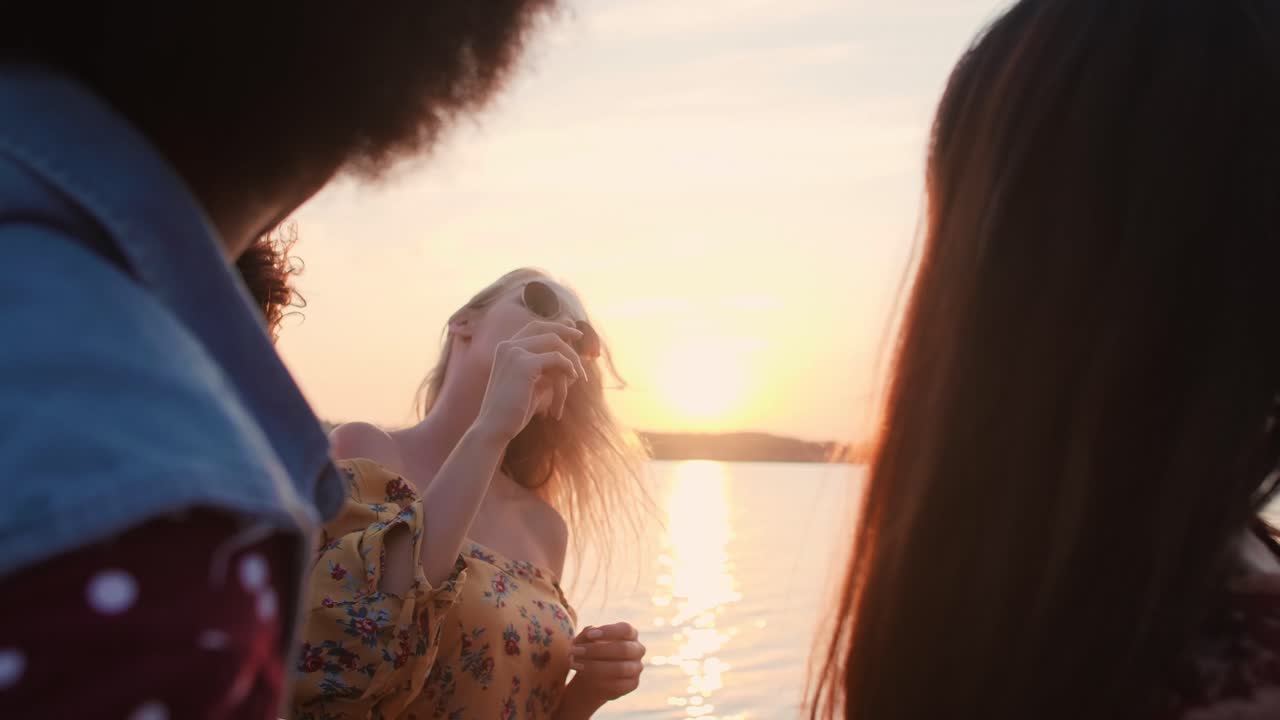 저녁에 해변에서 즐거운 시간을 보내는 친구들/dabrowa gornicza/폴란드