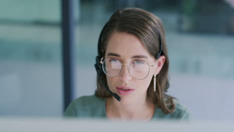 una mujer joven usando un auricular