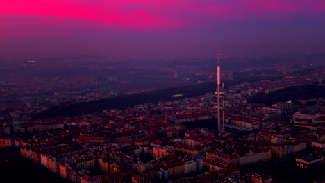 Prag-Drohne-Flug-Dämmerung-Rosa-Himmel-Hyperlapse-Zeitraffer-Fernsehturm