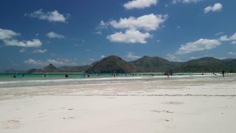 descendiendo desde el aire de la playa de selong belanak de lombok, un paraíso tropical en la isla indonesia