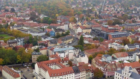 dramática vista aérea de arriba vuelo más denso la casa de weimar ciudad histórica de turingia alemania otoño 23