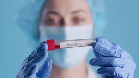 tubo de ensayo de covid-19 para profesionales médicos