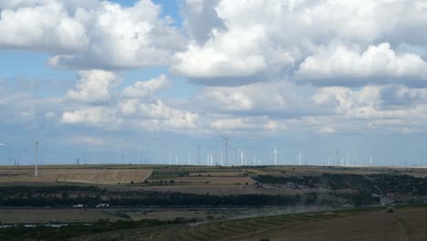 Amplia-Toma-Estática-En-La-Granja-De-Turbinas-Eólicas-En-El-Horizonte,-Maravilloso-Fondo-Del-Cielo