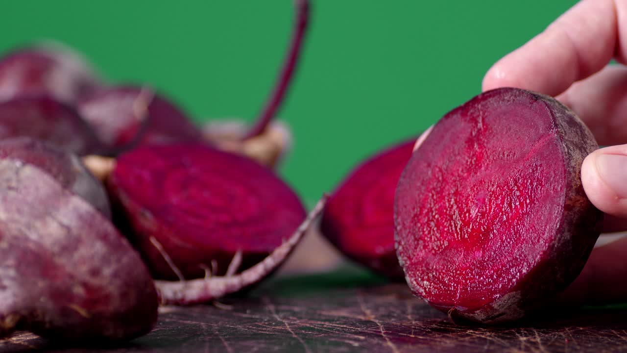 손에는 신선한 은 비트 조각이 있습니다.