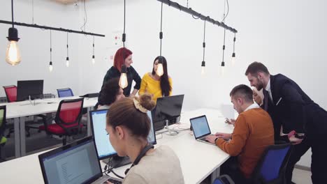 grupo de jóvenes empresarios y diseñadores que trabajan en un nuevo proyecto en una oficina moderna.
