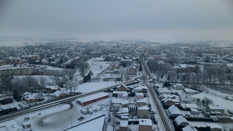 Vista-Aérea-De-Lubawa-Después-De-Una-Gran-Tormenta-De-Nieve-En-Invierno,-Voló-Sobre-La-Ciudad-De-Polonia-Revelando-Un-Paisaje-Urbano-Blanco