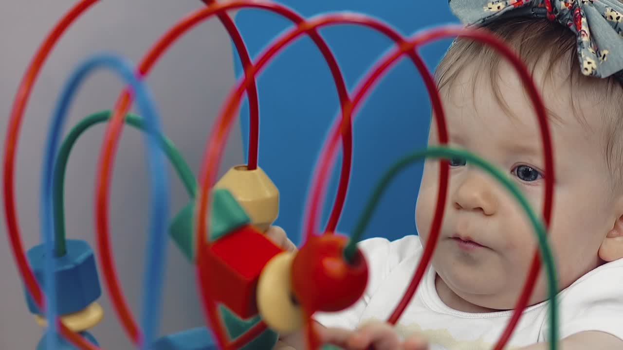 niño juega con un juguete multicolor 18