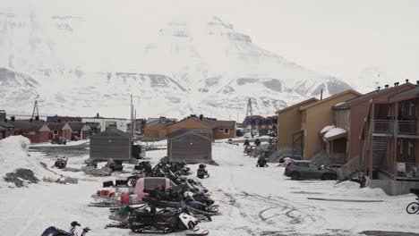 reihen schneebedeckter holzhäuser auf spitzbergen, ansicht von links