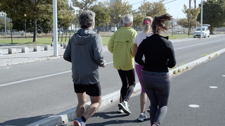 Podisti anziani attivi che fanno jogging all'aperto