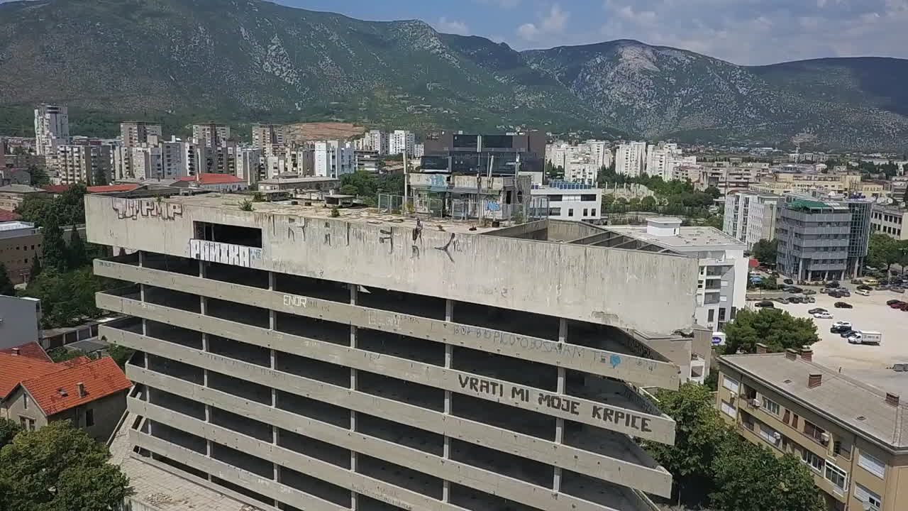 오래 된 도시, mostar 보스니아에서 공중 궤도 다중 층 버려진 parkade