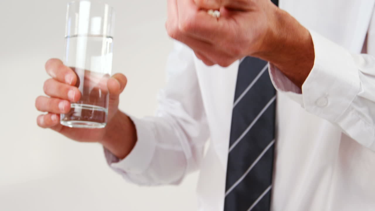 약을 복용하는 남자의 중간 섹션