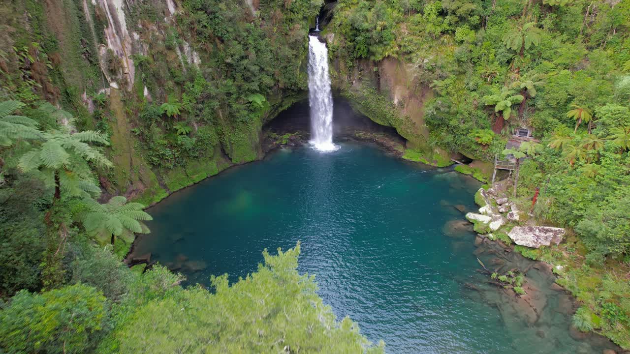 las cataratas de omanawa fluyen de montañas escarpadas cerca de tauranga, bahía de abundancia en la isla norte, nueva zelanda
