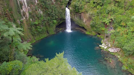 Cataratas-De-Omanawa-Que-Fluyen-Desde-Montañas-Escarpadas-Cerca-De-Tauranga,-Bahía-De-La-Abundancia-En-La-Isla-Norte,-Nueva-Zelanda