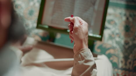 manos, corán y primer plano de una mujer en oración