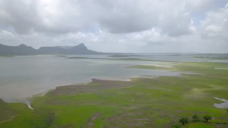 Nubes-Monzónicas-Sobre-El-Lago-En-Maharashtra,-Trimbakeshwar,-India---Plano-Amplio