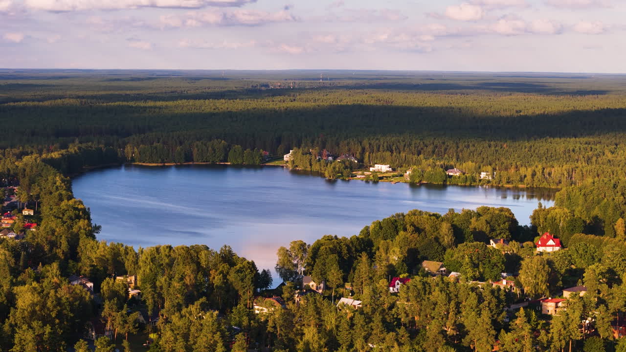 아름다운 여름 풍경 속의 랭스티니 호수 공중 순환, 라트비아
