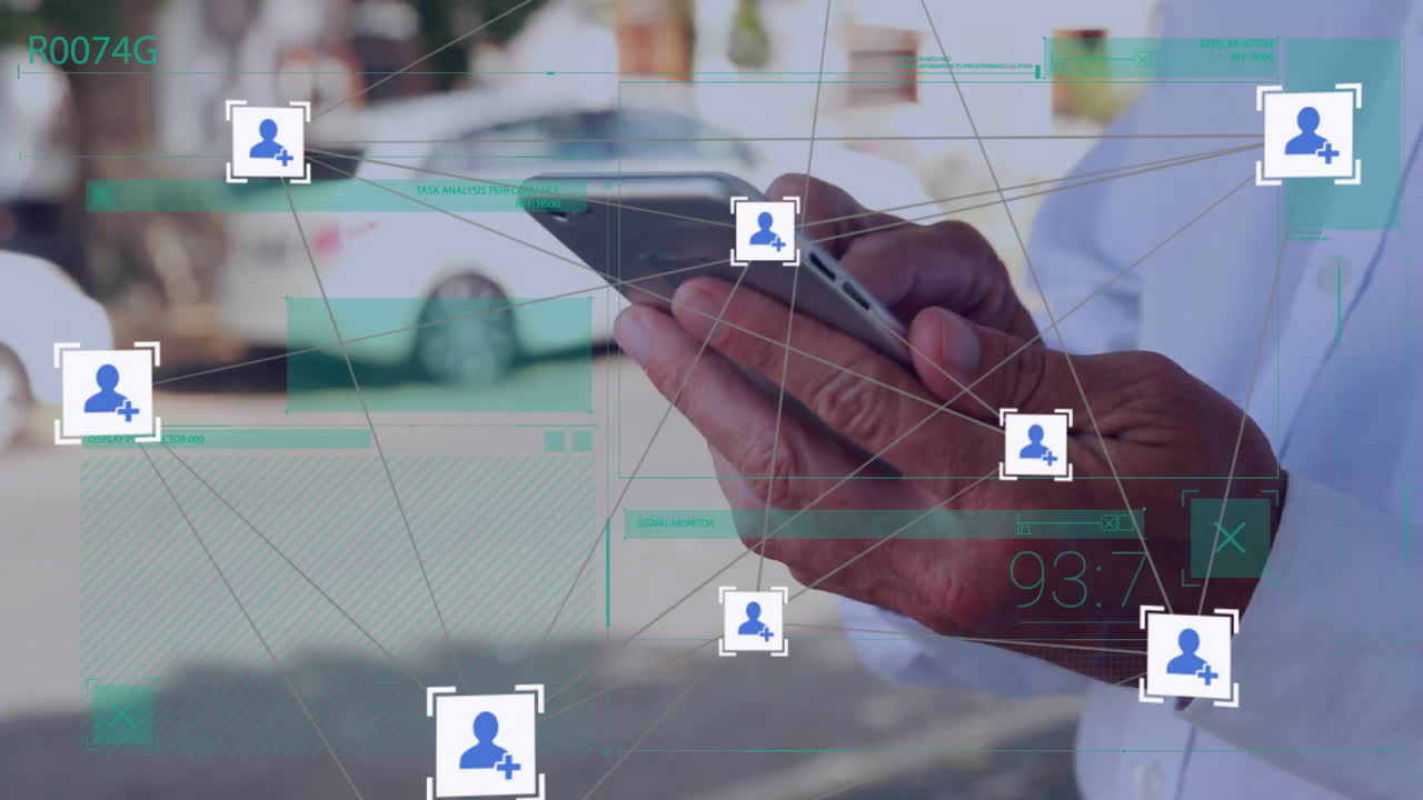 animación de iconos conectados y números cambiantes sobre hombre caucásico escribiendo en teléfono inteligente