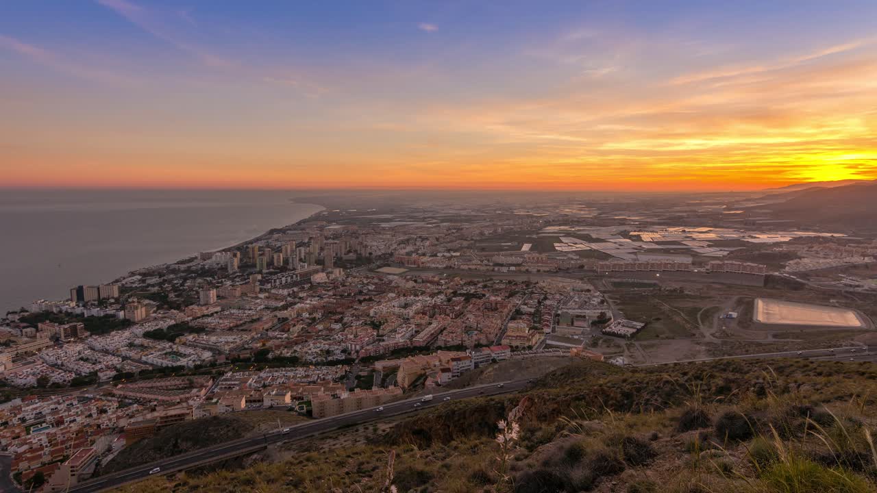 멋진 전망을 제공하는 야간 성배 도시 경관으로의 타임랩스 일몰