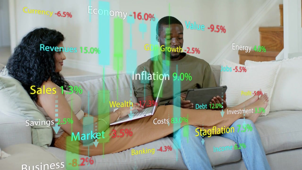 Couple assis sur un canapé, tapant sur un ordinateur portable et utilisant une tablette, suivant des graphiques financiers, avec l'inflation en hausse.
