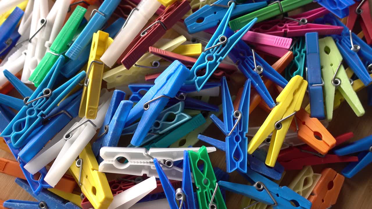 Mollette di plastica multicolore.