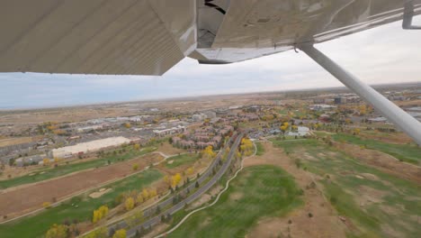 mirando por la ventana del pasajero mientras un cessna 182 aterriza en el aeropuerto metropolitano de colorado