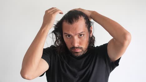 Hombre-Latino-Revisando-Su-Cabello-Con-Entradas-Y-Calvicie,-Cabello-Adelgazado