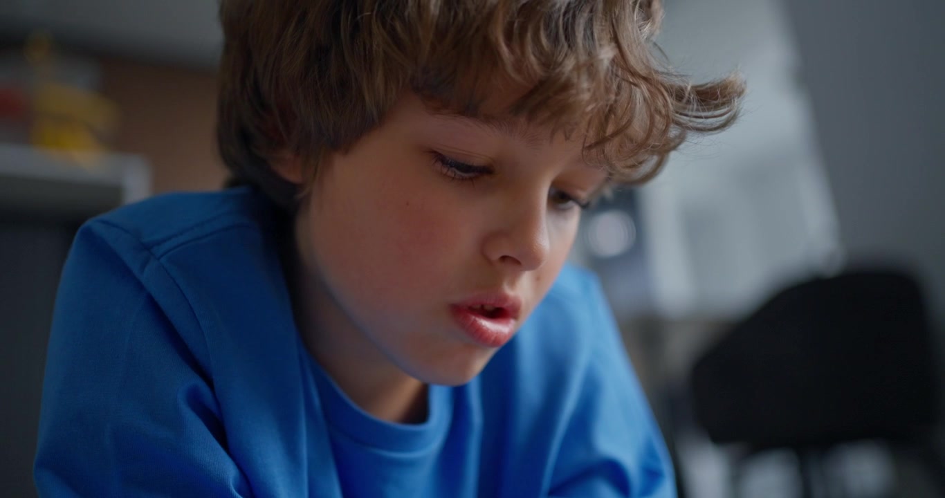 Primo piano di un bambino che disegna e colora con un pennarello