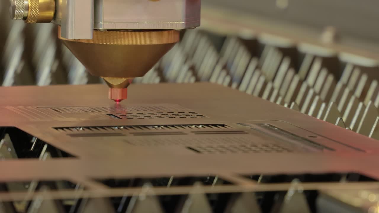 corte láser cnc de metal, tecnología industrial moderna.