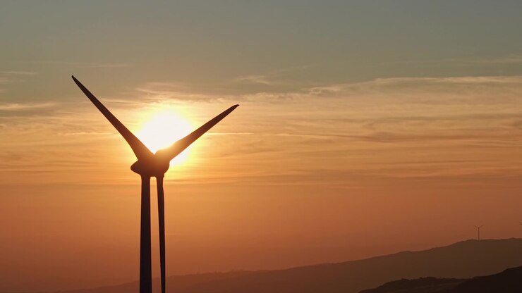 Windräder als Silhouette vor der untergehenden Sonne