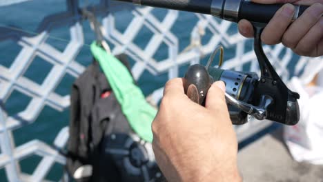 persona pescando desde un barco