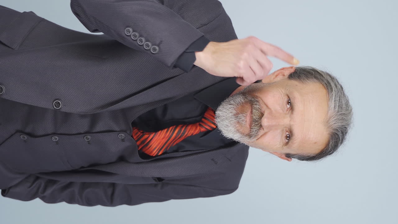 ⁇ 은 사업가의 수직 비디오는 카메라를 바라보는 그의 마음을 보여줍니다.