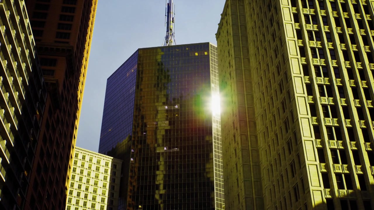 A luz do sol ilumina fachadas clássicas e cenas de rua urbanas vibrantes.