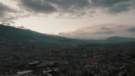 Vuelo-Aéreo-De-Drones-Que-Muestra-Las-Vibraciones-Del-Atardecer-Sobre-La-Ciudad-De-Quito-Y-La-Silueta-De-La-Cordillera-En-El-Fondo