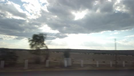 hermosas nubes en el horizonte ocultando el sol