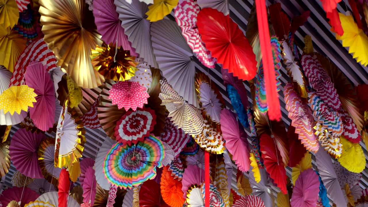 impresionantes decoraciones de papel tailandés de colores colgando en el techo