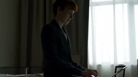 현대적인 호텔 4k에서 노트북으로 일하는 중년 백인 사업가의 측면 뷰