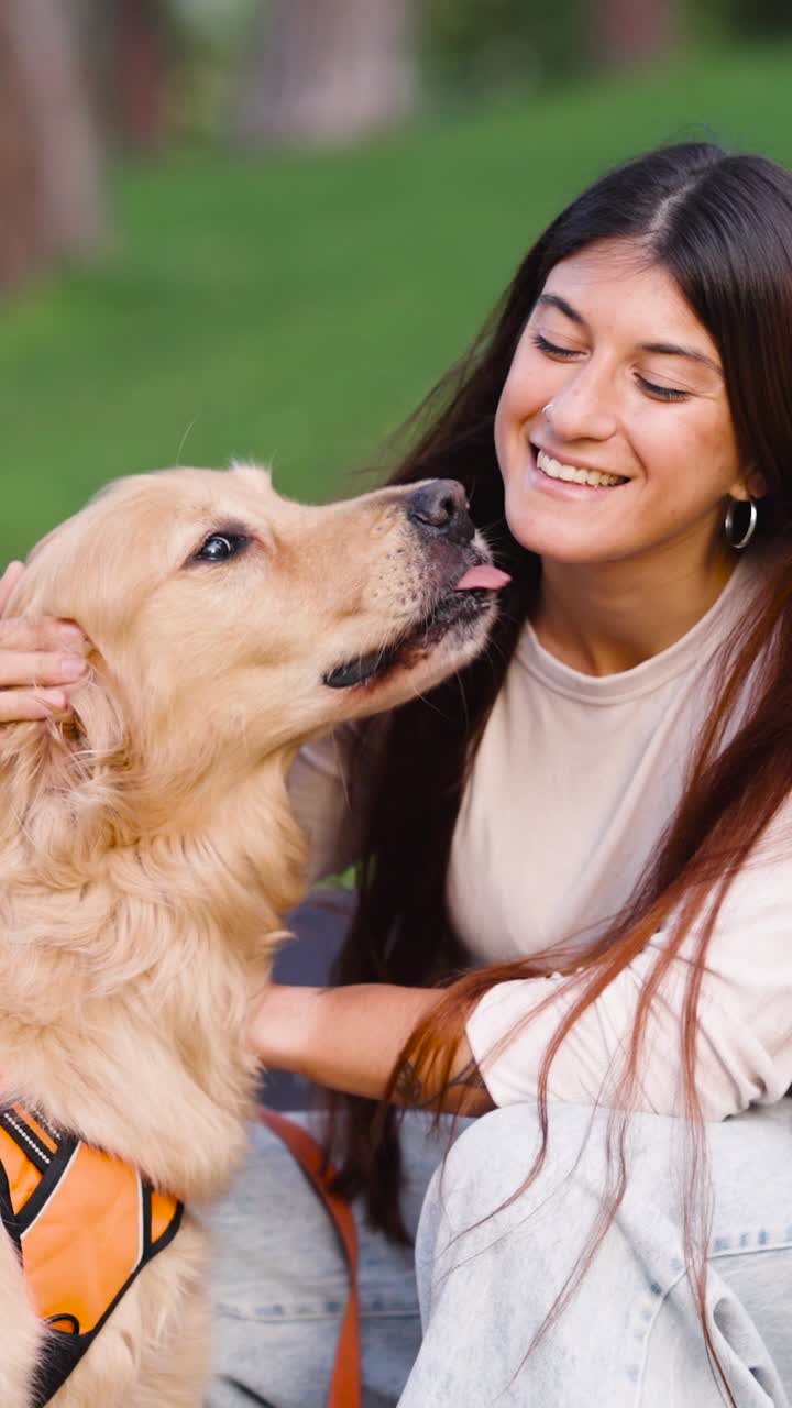 Mujer y perro creando un vínculo en el parque