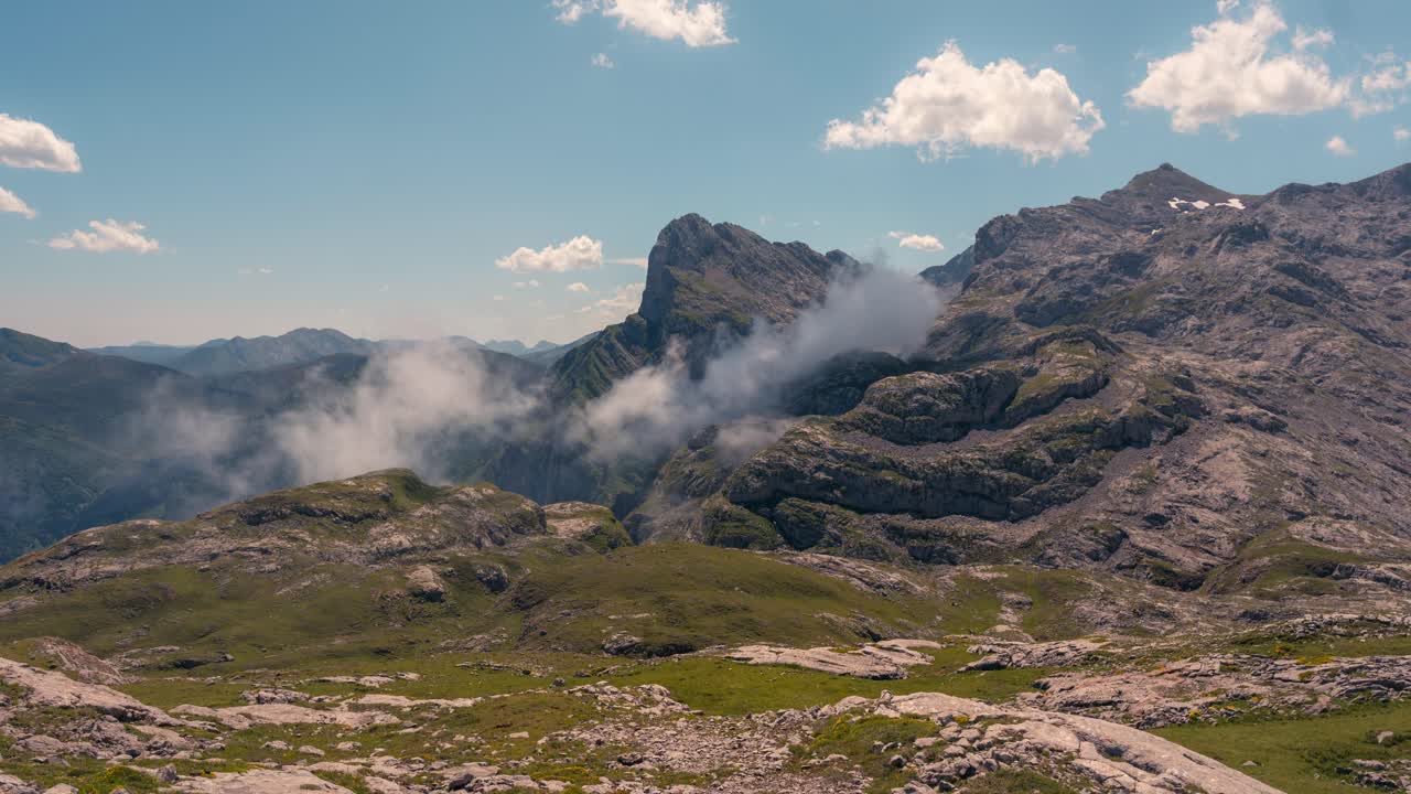 vista de la montaña de pena remona desde el punto de vista del cable del parque nacional de los picos de europa, cantabria, españa