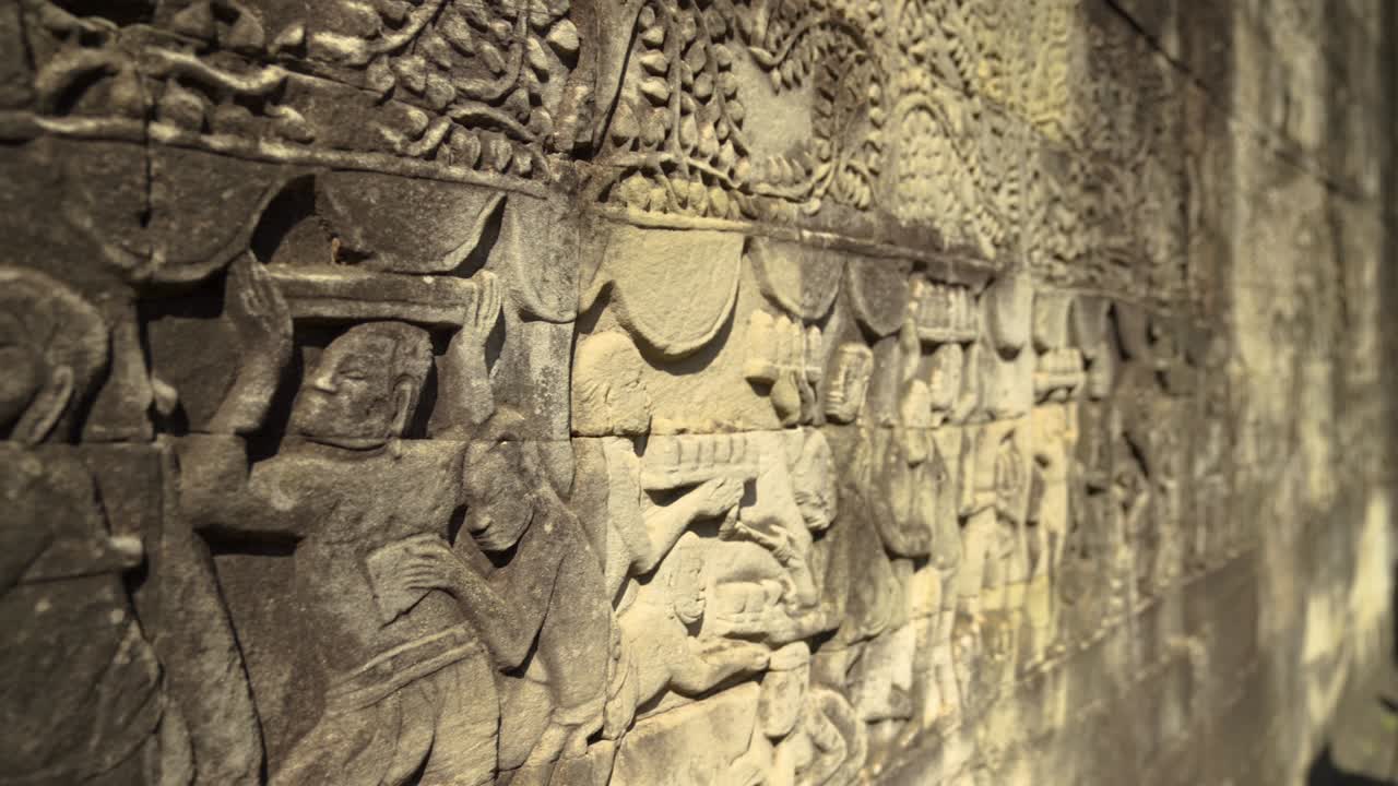 seguimiento del bajorrelieve en una pared del templo de bayan en angkor thom siem reap, camboya