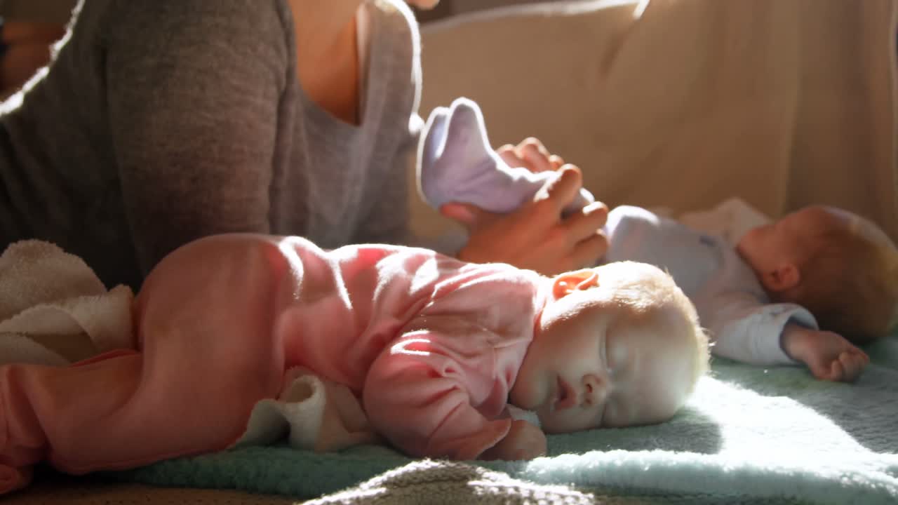 어머니가 거실 4k에서 아기 소년과 함께 놀고 있습니다.