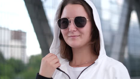 mujer con capucha y gafas de sol