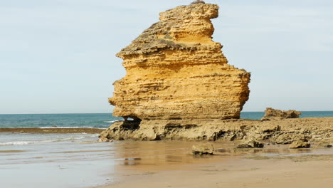 Jagged-limestone-formation-located-at-an-Australian-coastal-beach