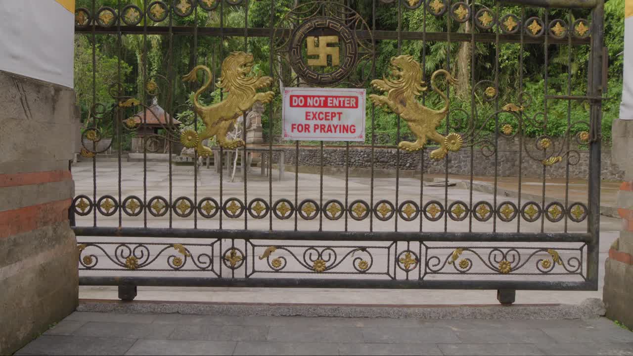 la ornamentada puerta de entrada del templo de pura gunung kawi sebatu en bali, indonesia