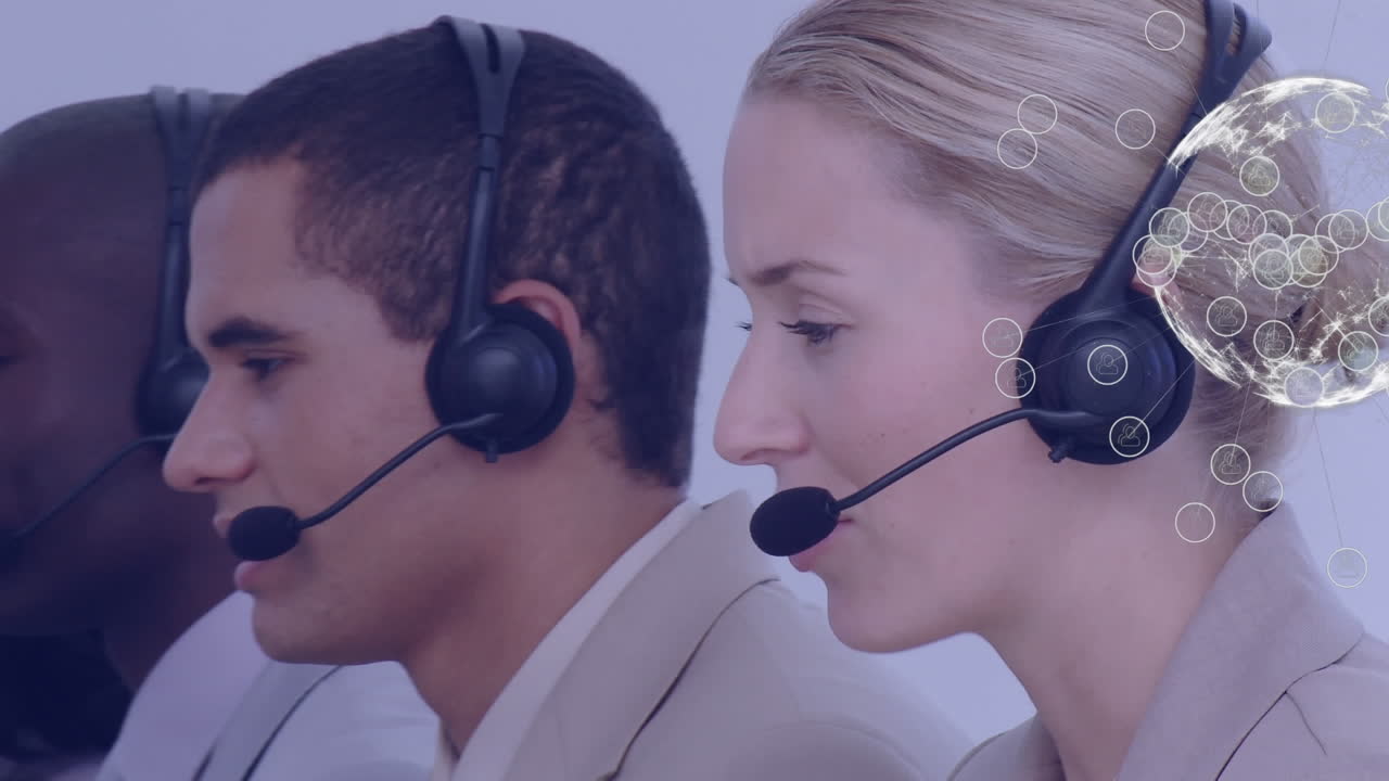 animación del globo sobre la gente de negocios usando auriculares de teléfono