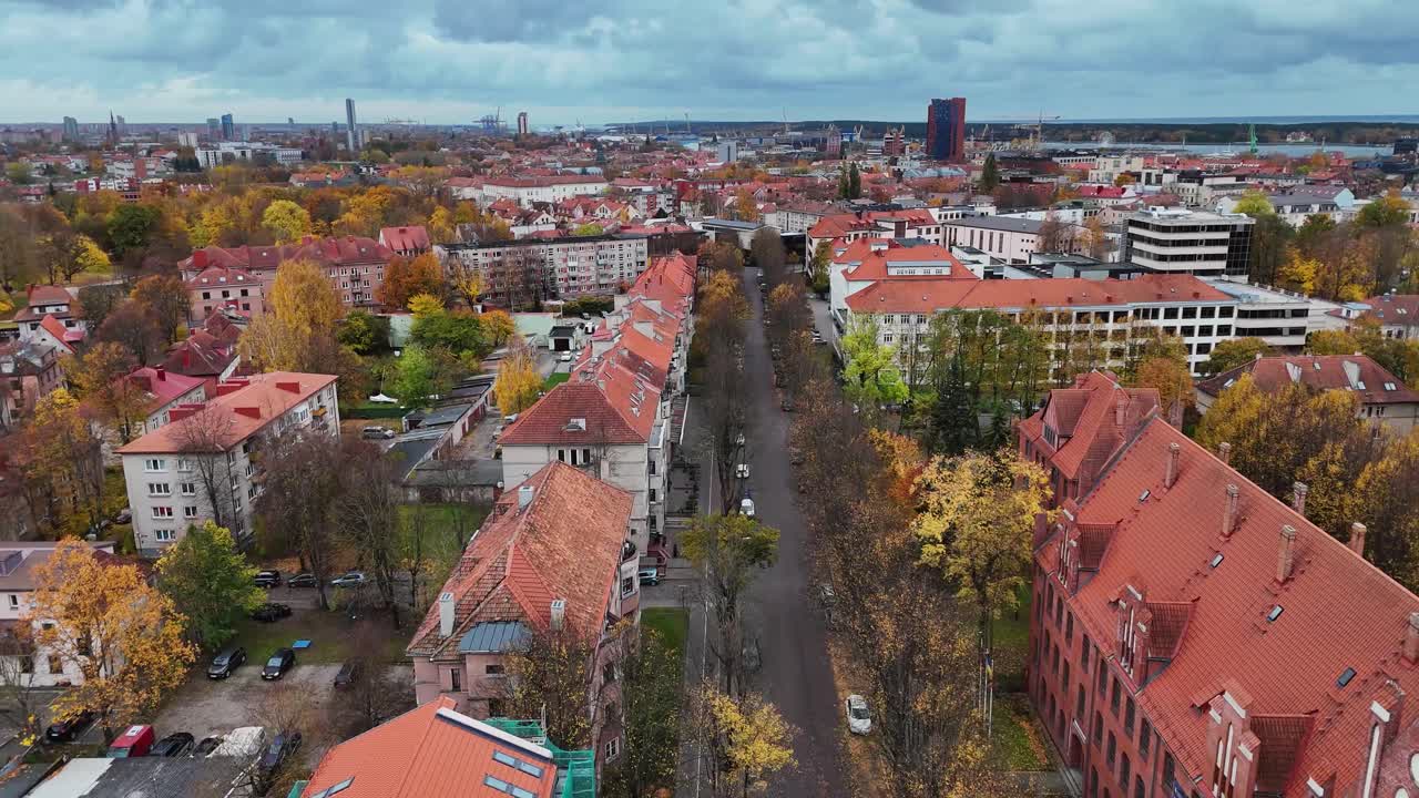 vista aérea de una ciudad en otoño
