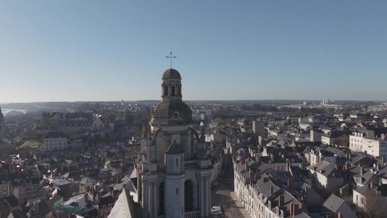 Una vista aerea su Blois, con la sua cattedrale dalla cupola e cupoletta ornate che si ergono sopra i tetti accanto al fiume Loira.