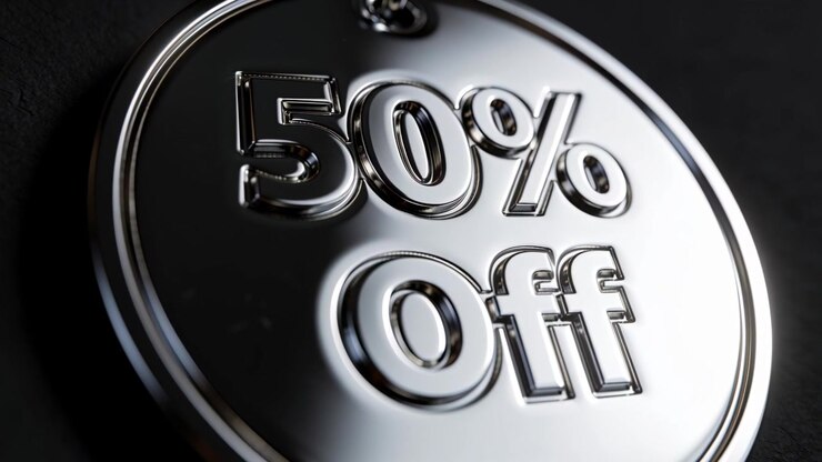 Piattaforma girevole in avvio, tag promozionale cromato rotante che rivela un 50% di sconto in rilievo, mostrato in studio