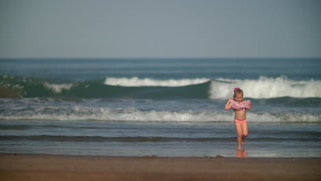 Fröhliches-Und-Verspieltes-Kind-Am-Meeresstrand